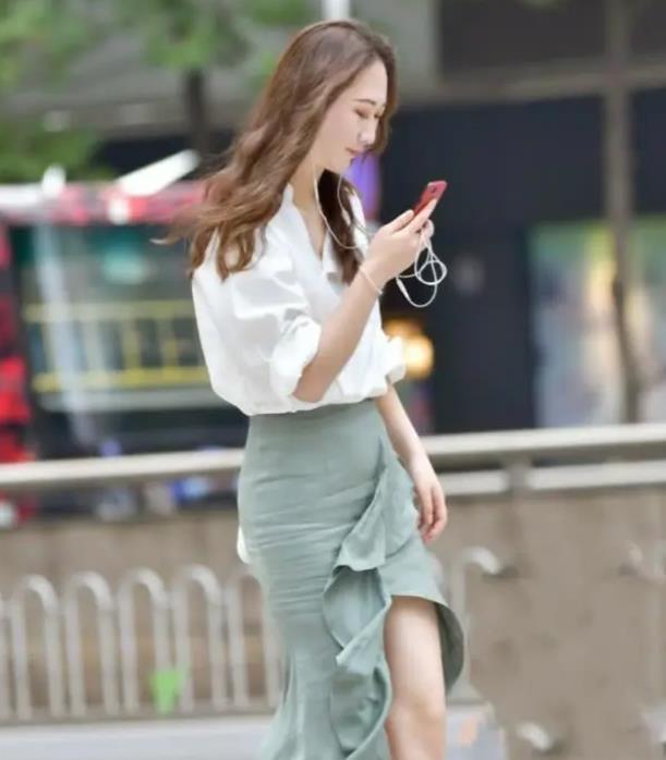 街拍:皎若秋月的美女,白色上衣配浅绿色裙子,时尚气质风范