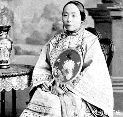 满族文化:清朝女子服饰看上去为何臃肿又肥宽,毫无美感?