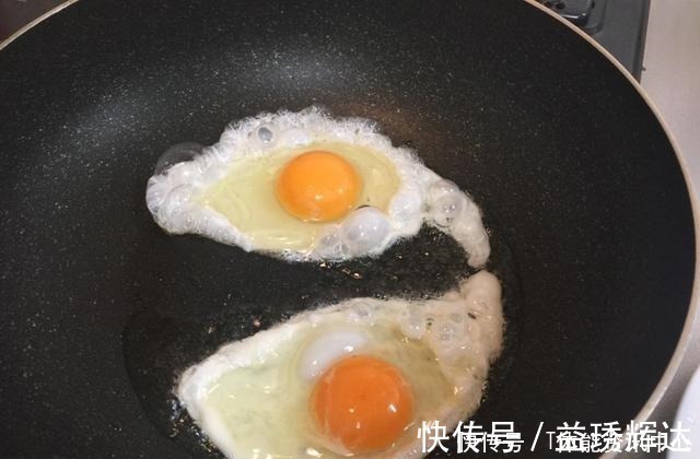 煎鸡蛋，直接倒油煎就错了！多做2步，不粘锅不煎糊，鲜嫩又入味