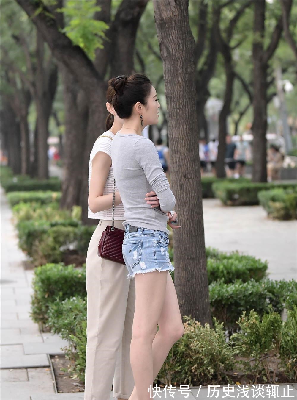 牛仔短裤 蓝色修身毛边牛仔短裤,搭配暗红色尖头细跟鞋,秋天依旧很美