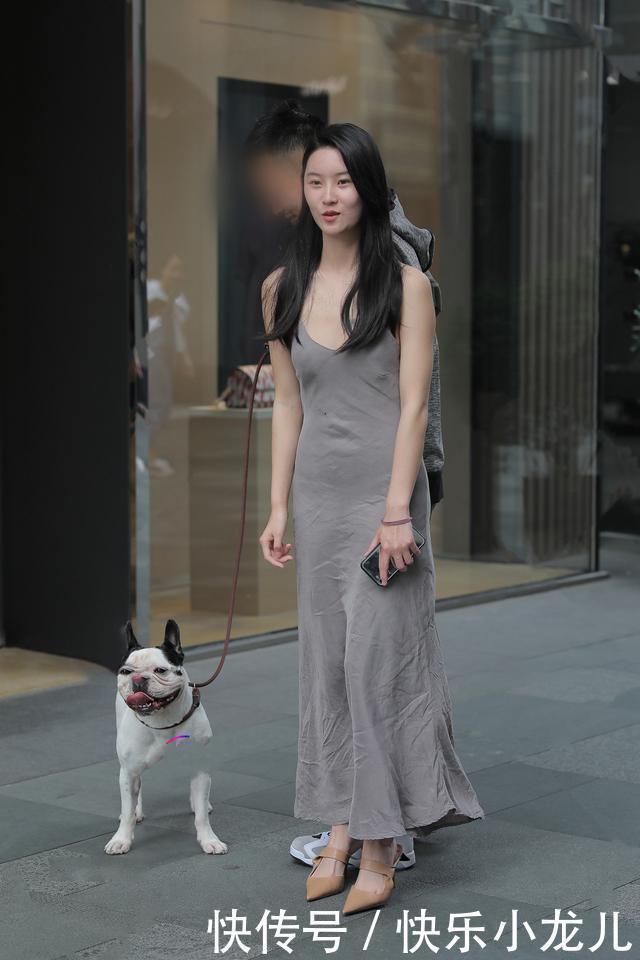 等待一秒钟入夏茫茫裙海之中的这条裙子,让你性感又显腿长