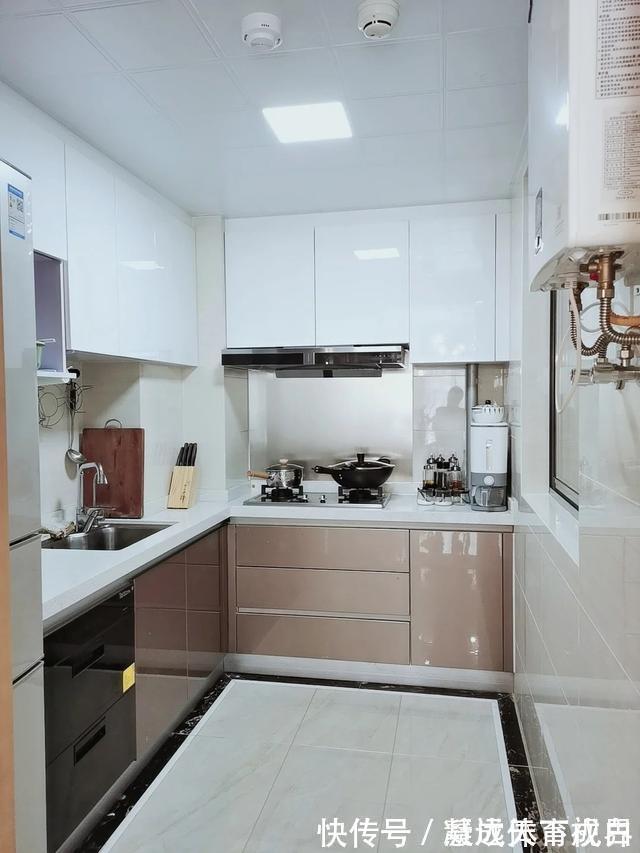 阳台上|她家不吊顶,只走石膏线,墙面不造型,只刷乳胶漆,太简洁耐看了