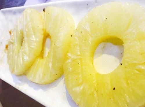 土豪|迪拜的土豪怎么吃水果,草莓认了,菠萝认了,看到西瓜不淡定了