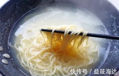 白醋|煮面条,你还在开水下锅?教你3个小妙招,面条好吃有筋道不粘锅