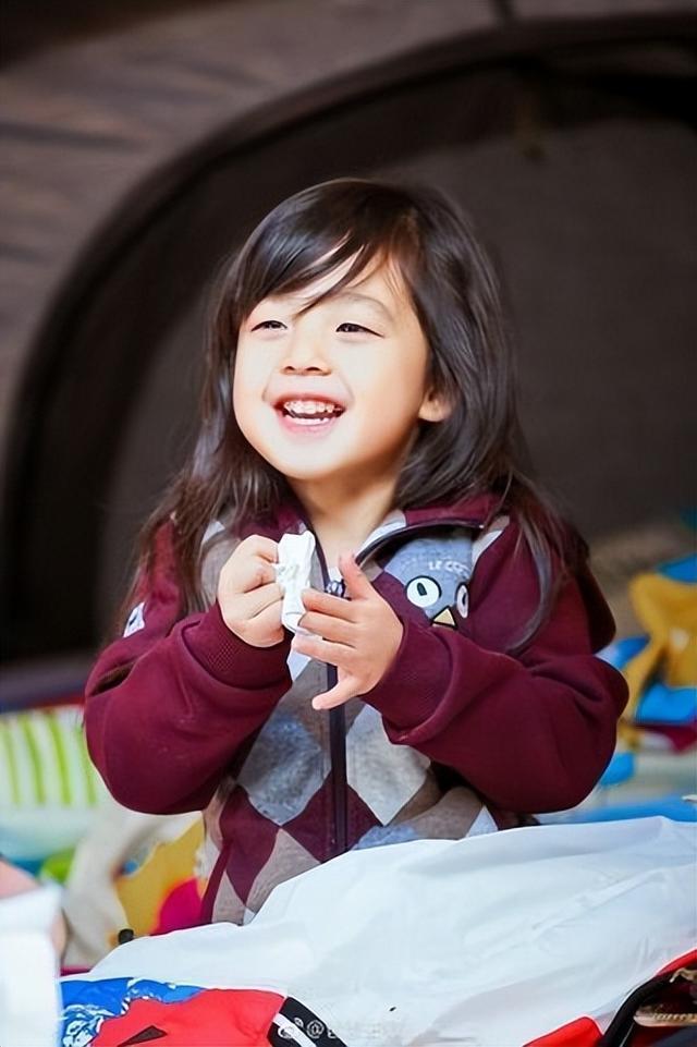 不仅如此,从不喂jasper吃饭的他,也会十分细心地去喂小泡芙吃饭,过程