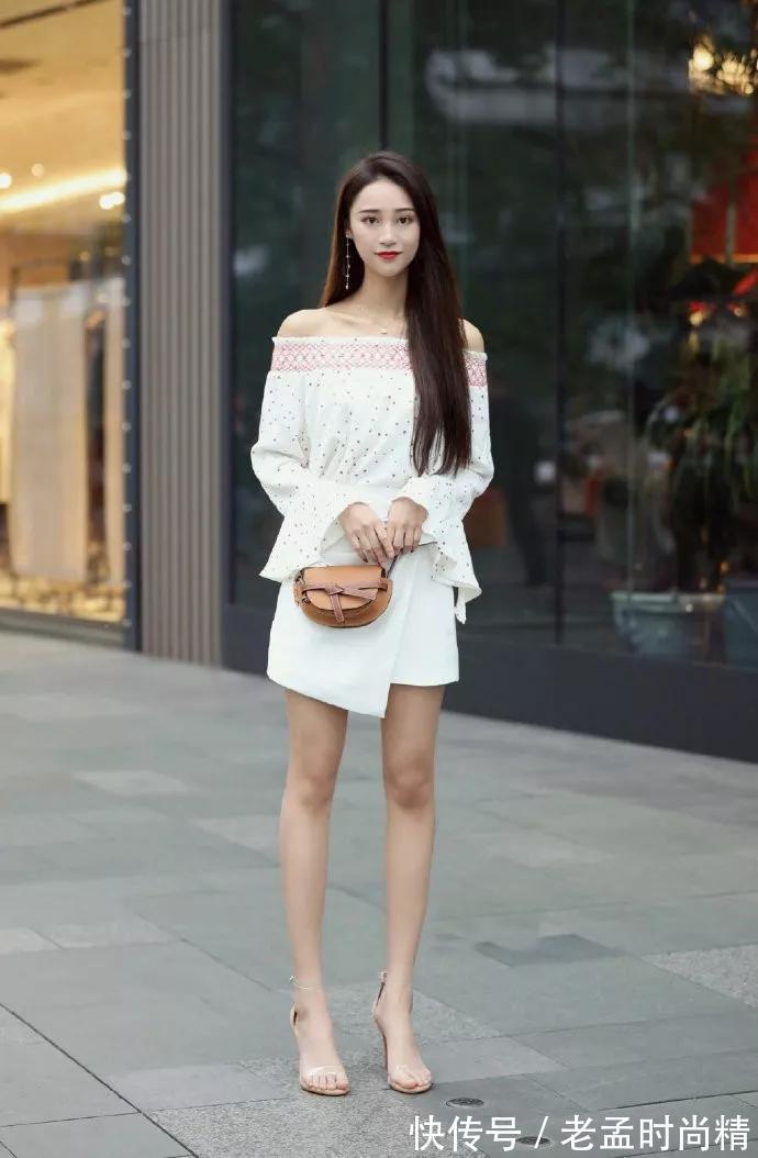 凉鞋 街拍美女:美女搭配上一双透明的一字带高跟凉鞋,够凸显出她身上无限的魅力