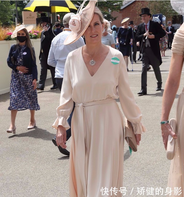 梅根 凯特小婶继续闪耀赛马会,一袭绿色印花裙穿出高级美,成时尚新秀!