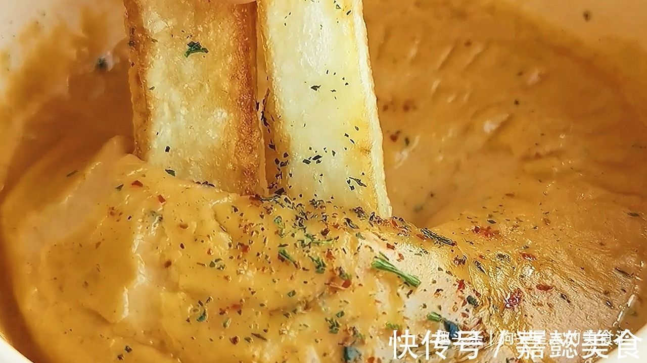最近很火的土豆做法,店里卖12块钱,在家不到3块钱就能做,真香