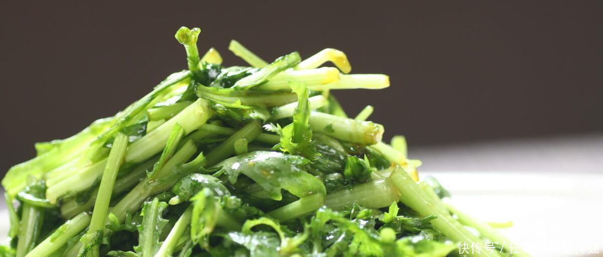 做法|茼蒿怎么做好吃，教你两种家常做法，简单又美味