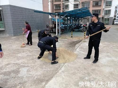 大江网|南昌高新区执法大队情系群众 热心帮助老人抢收稻谷