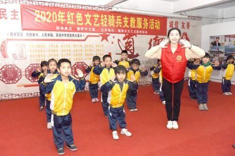  经济区|学雷锋文艺轻骑兵走进空港经济区仁辉学校“送文化”进校园 “种文化”入童心