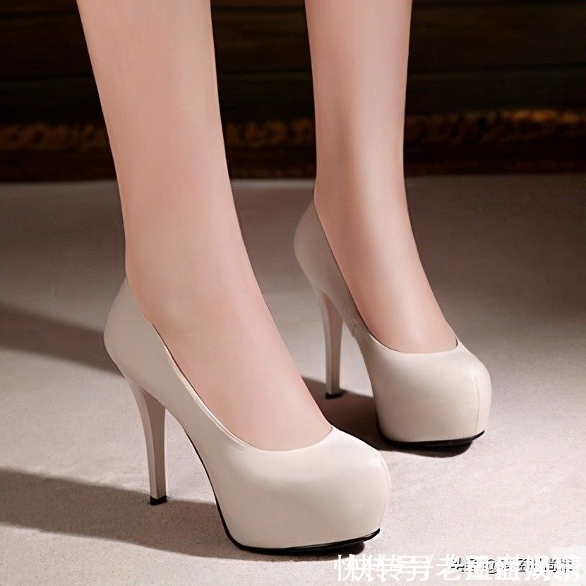 圆头 不是只有尖头高跟鞋才能穿出女人味,圆头高跟鞋能让你更加的性感