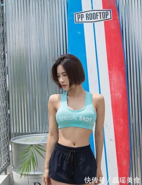 穿搭|楼顶天台上的运动美女,这一身穿搭很阳光