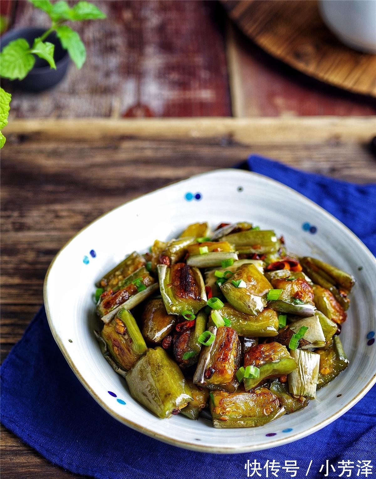 茄子|夏天要多吃茄子，教你1个新做法，好吃不腻，超省油，出锅流口水