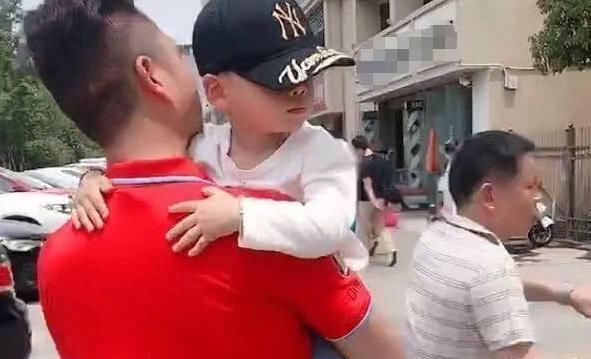 年轻|“帅气”姥爷火了,出门带娃溜达引关注,网友:这明明是父子俩