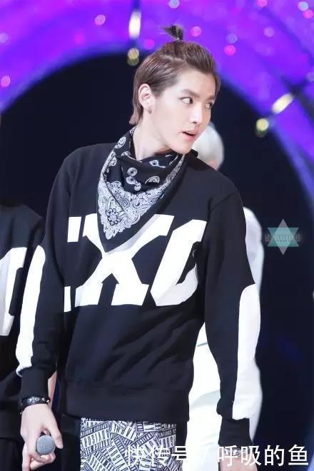 丸子头已经不实行了，今年流行苹果头，减龄显脸小