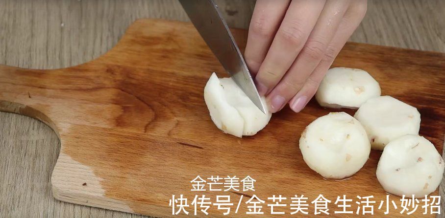 今天才发现,荸荠去皮这么简单,只需学会这一招,简单还不浪费