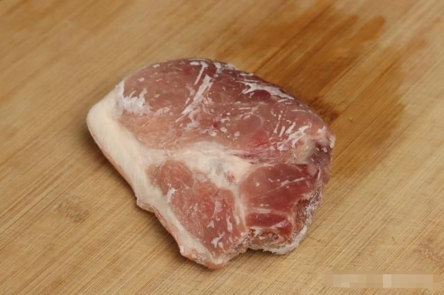 猪肉|冰箱拿出来的冻肉，不要用水泡！教你一招，吃起来跟新鲜的肉一样