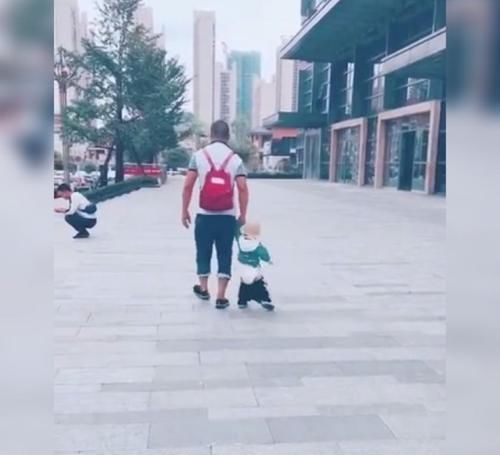 裤子|亲爸带娃逛街,娃的裤子始终没机会提上去,网友回家肯定跪榴莲