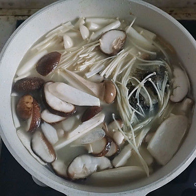 豆腐汤|鲫鱼菌菇豆腐汤