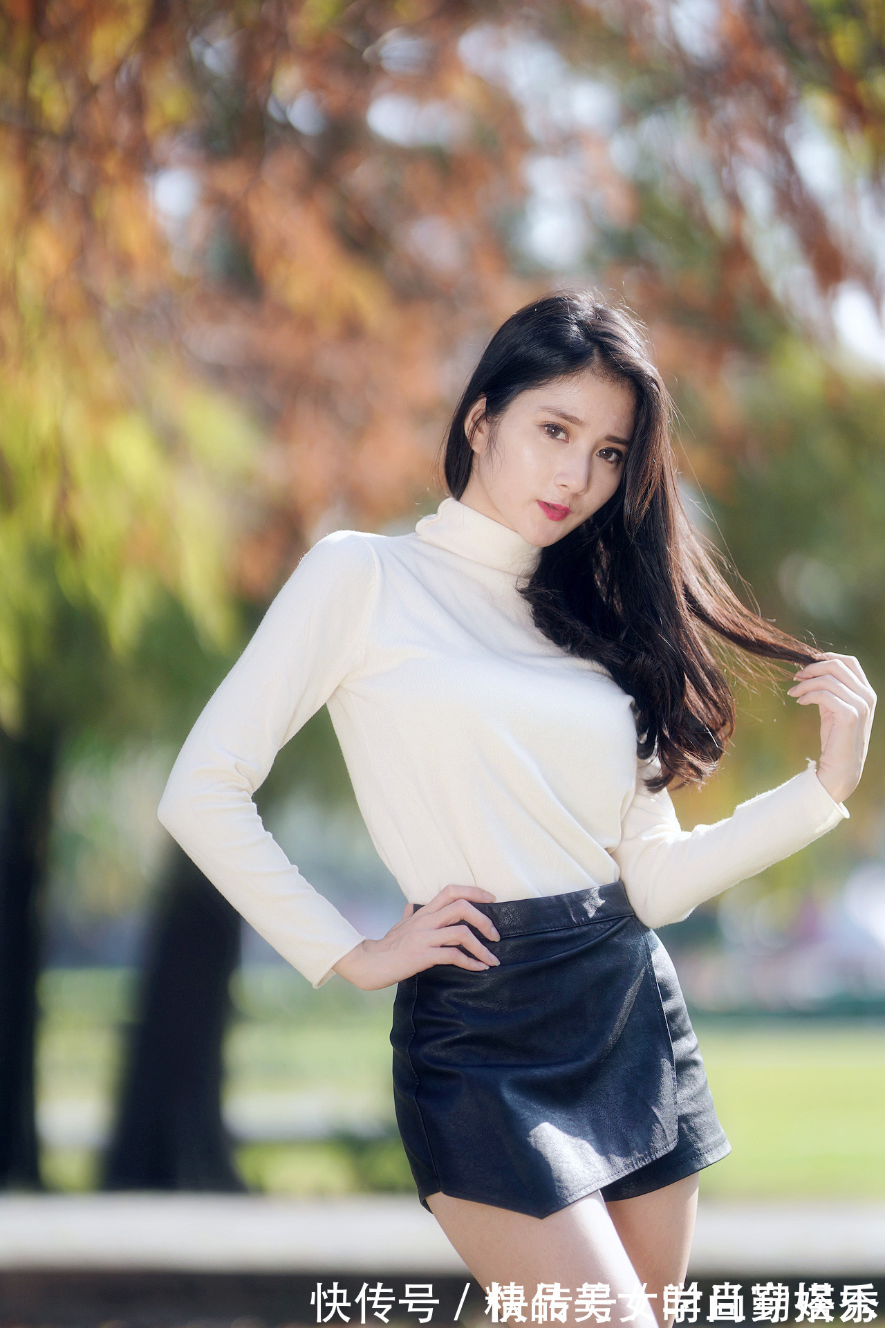 小姐姐 黑色皮裤裙性感时尚,上搭一件简约的米白色针织衫,经久耐看