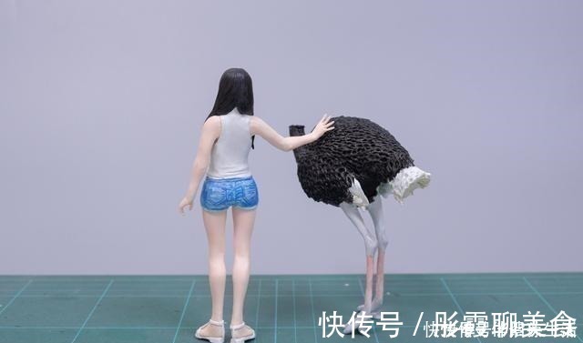 动漫|给女友照相错位闹笑话,手办师将鸵鸟少女做成手办,女友爱不释手