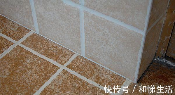 瓷砖|头次见邻居卫生间这样贴瓷砖,太聪明了,看完想回家砸了重装