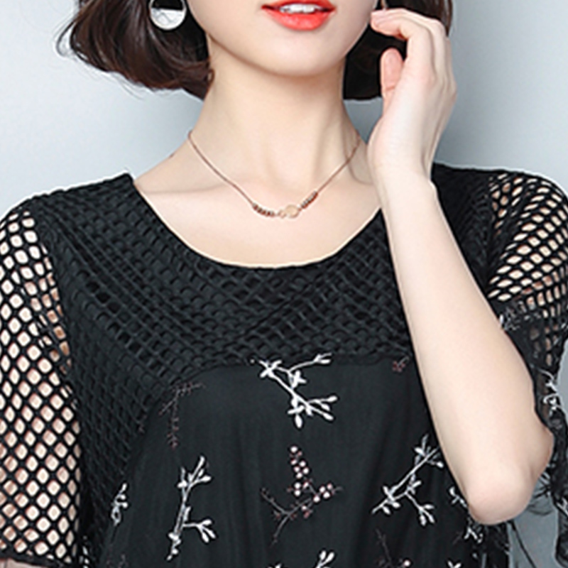 妹子们 难怪时髦老婆不爱穿连衣裙了，原来遇到这种“小黑裙”，美得惹眼