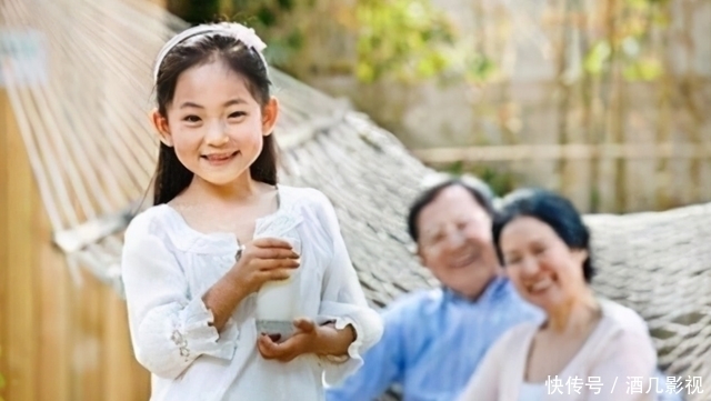 为防孙女吹风感冒,给自行车装上“全景天窗”,别人家的爷爷火了