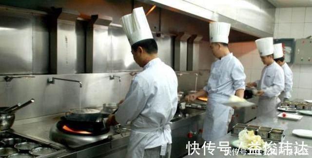 炒菜|为什么厨师炒菜时灶台旁边的水管总开着的