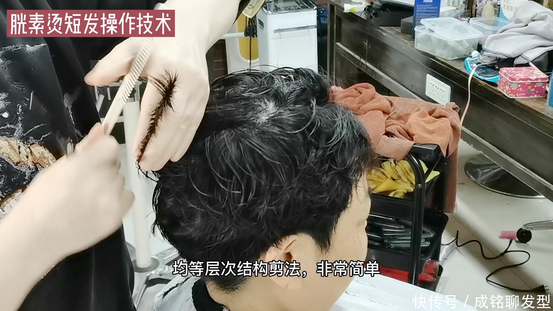 50岁脸大的女人别总烫小卷,用发根摩根烫纹理,干练减龄好打理