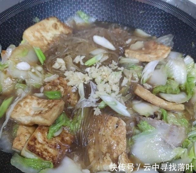  家常|猪肉白菜炖粉条，冬季家常炖菜，全家都爱吃