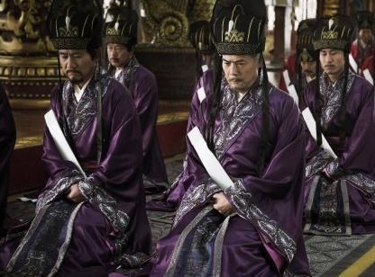 内容|为什么古代大臣上朝时,手里都会拿个“板子”是干什么用的