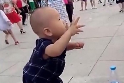 孙子|奶奶带着2岁孙子去广场,宝妈出差回来看到后,被孩子的动作逗乐