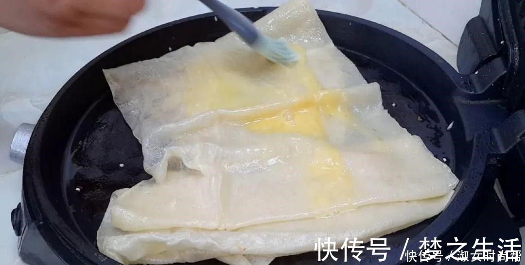 我家烙饼就爱这样做，擀杖卷一卷，张张柔软又劲道，比鸡蛋饼还香