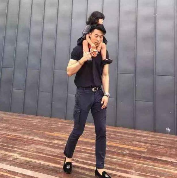 早恋|“最嫩爸爸”接女儿放学惹人眼红，老师怀疑早恋，妈妈无奈亲爹