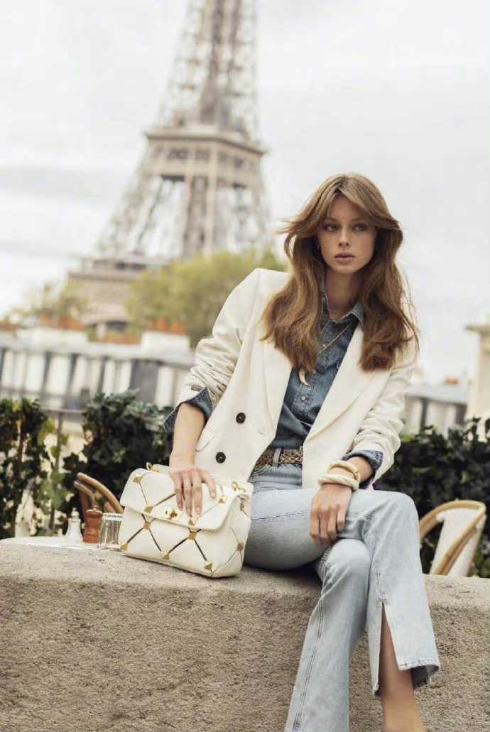 街拍 时髦的巴黎女郎,70年代的慵懒复古风格,随性穿搭散发浪漫情调