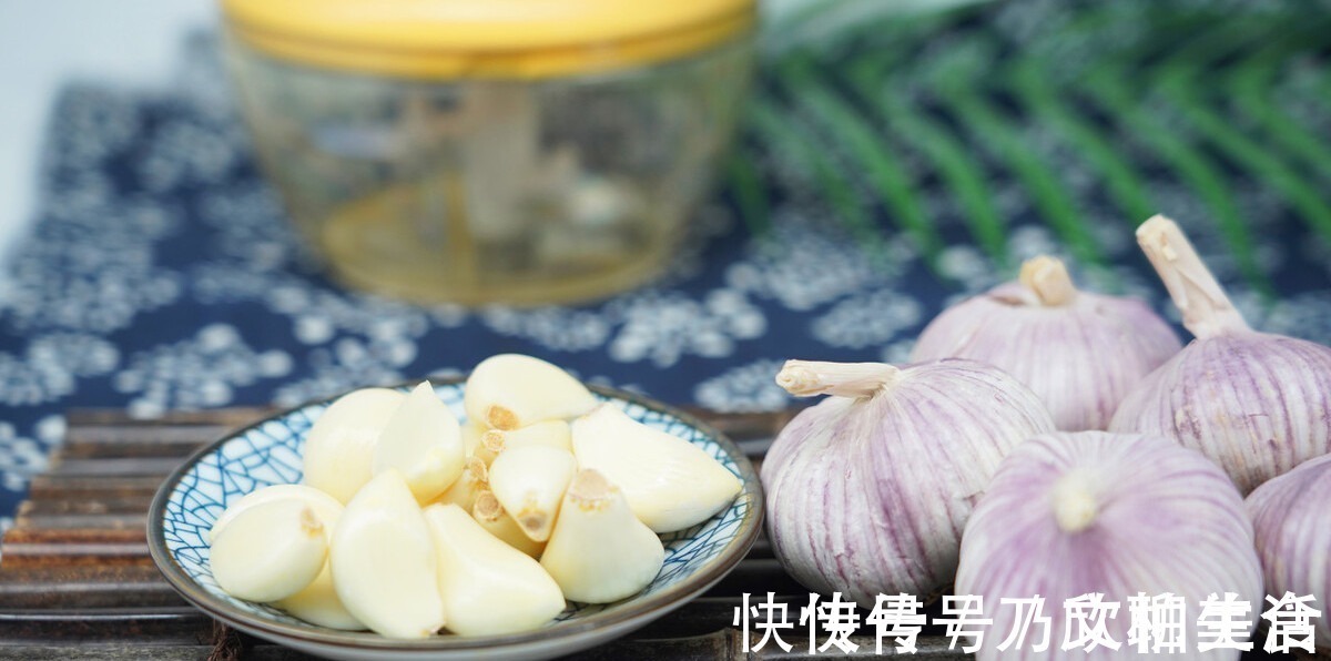 大蒜|腌蒜时,不要只会放糖和醋,多加1样调料,蒜香浓郁还脆爽