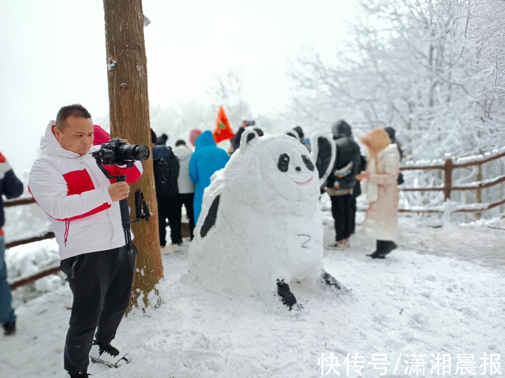 李姝|张家界黄石寨“冰墩墩”为冬奥会加油，游客纷纷拍照