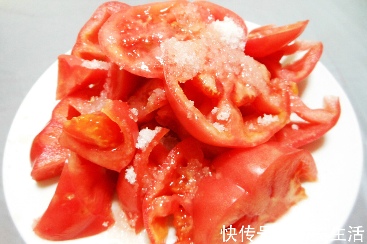 凉拌菜|夏天凉拌西红柿，别只会放糖，大厨教你多加1样，更香甜更多汁