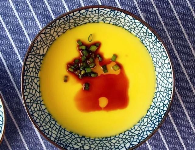 蒸鸡蛋羹,加水直接蒸就错了!牢记4要点,光滑如镜,鲜嫩无蜂窝