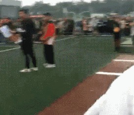 |搞笑GIF图:媳妇拍照时要注意穿着啊,别着凉了啊,哈哈哈