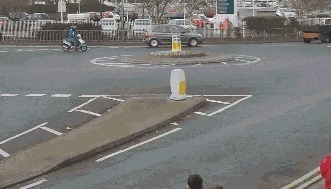 |搞笑GIF图:妹子,去扫大街还这么开心,真是够乐观的