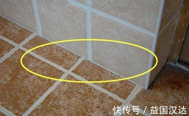 做功课|卫生间贴瓷砖时,我说要“墙砖留空一排”,师傅一听遇到行家了