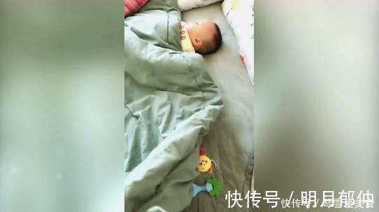 宝宝|宝宝睡觉给妈妈留了位置,妈妈感动,掀开被子一看,无法淡定