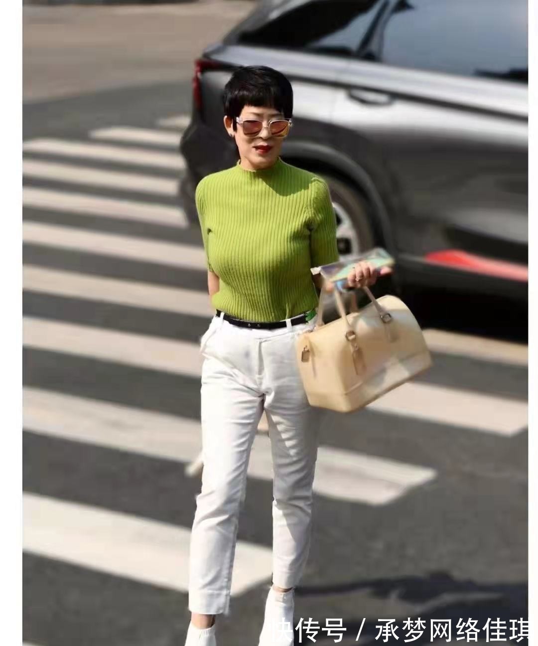 牛油果绿 五六十岁的女人,可以多穿这些“亮丽色”,高级优雅还减龄