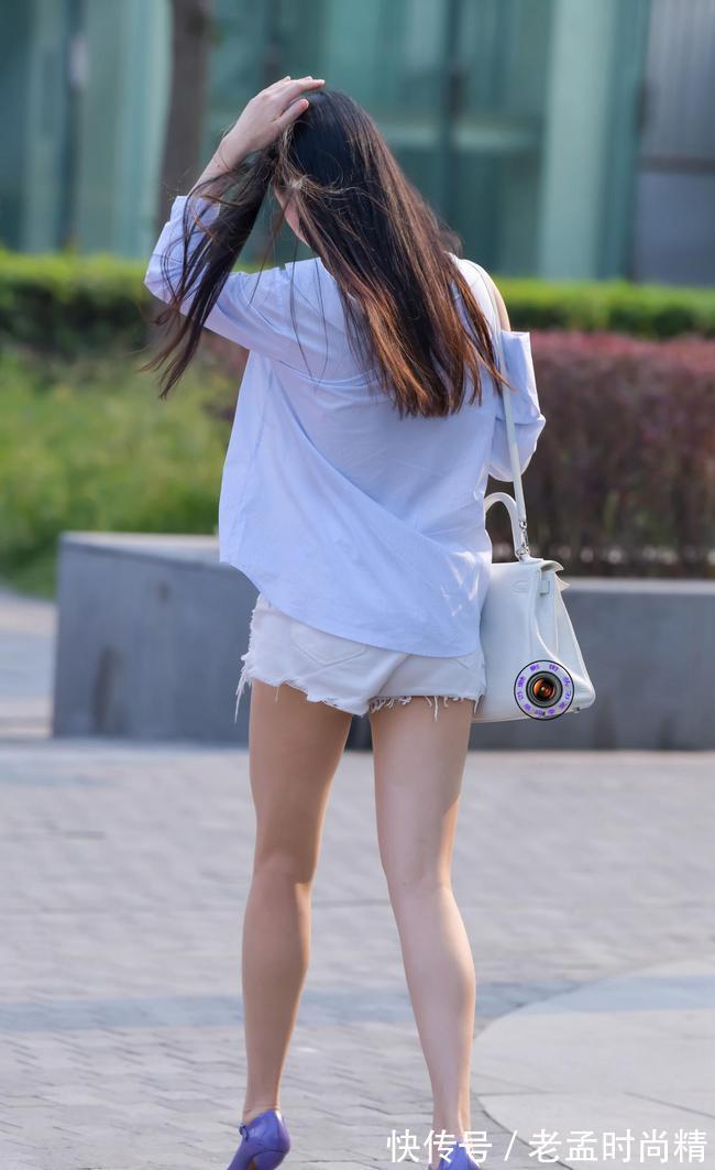 身材高挑 衬衫搭配牛仔短裤,脚下的蓝紫色高跟鞋,打造大长腿还非常出彩