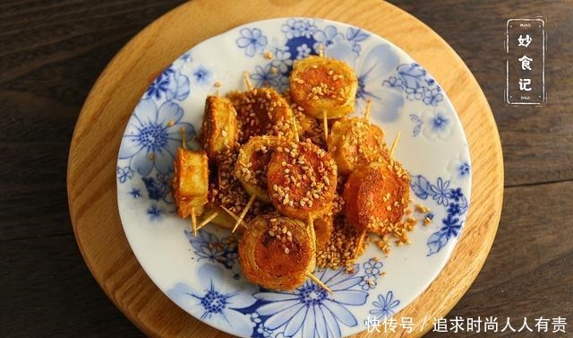 别去外面吃烧烤了,学会这道豆皮和香肠做的小吃,香辣开胃吃不够