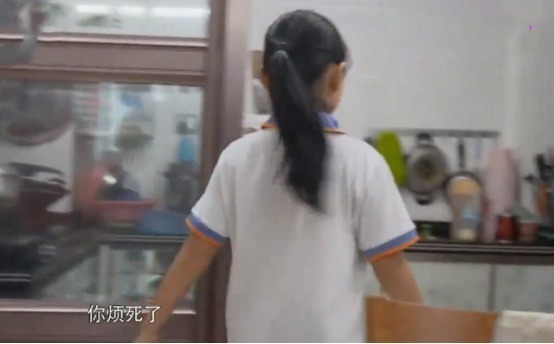 女儿|11岁“佣人女儿”引争议,家务多到做不完,亲妈却嘲讽:真磨蹭