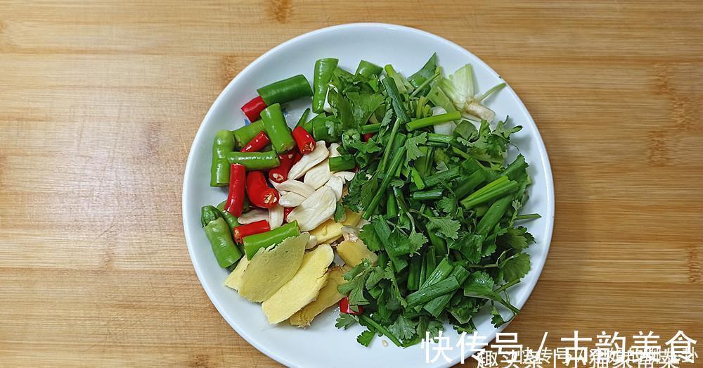 小猫|胡萝卜别再炒着吃了，教你做成小腌菜，清脆爽口过瘾，好吃下饭